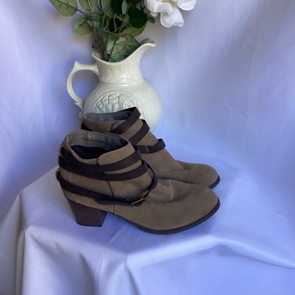 Mossimo Supply Co Camel with Brown Straps Ankle Boot - Picture 3 of 5